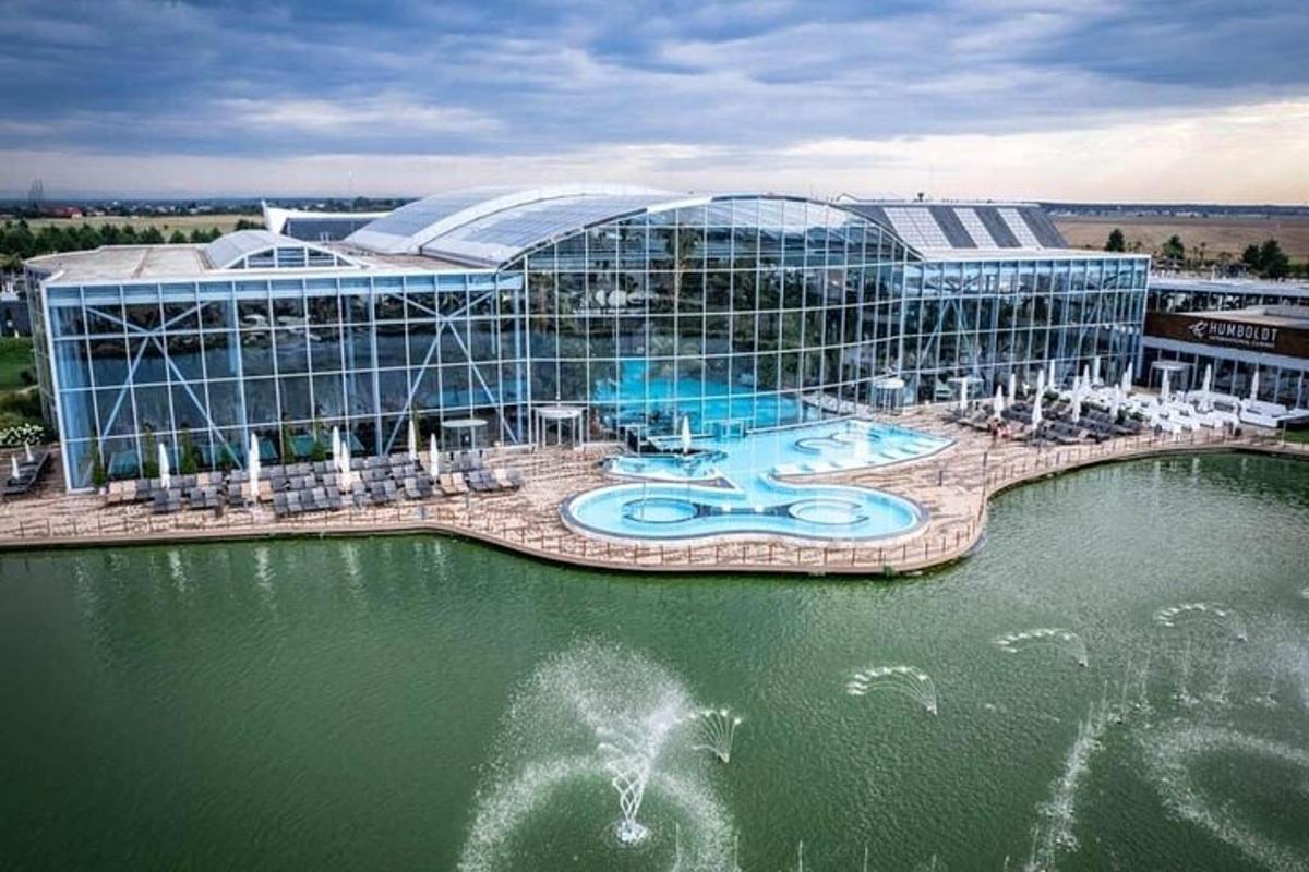 一座带有游泳池的大型建筑