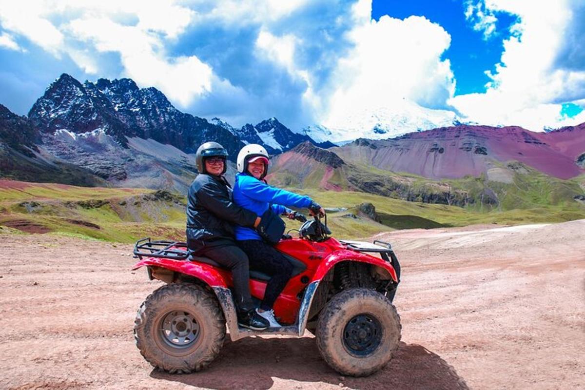 Dos personas viajando en un vehículo de cuatro ruedas en una montaña