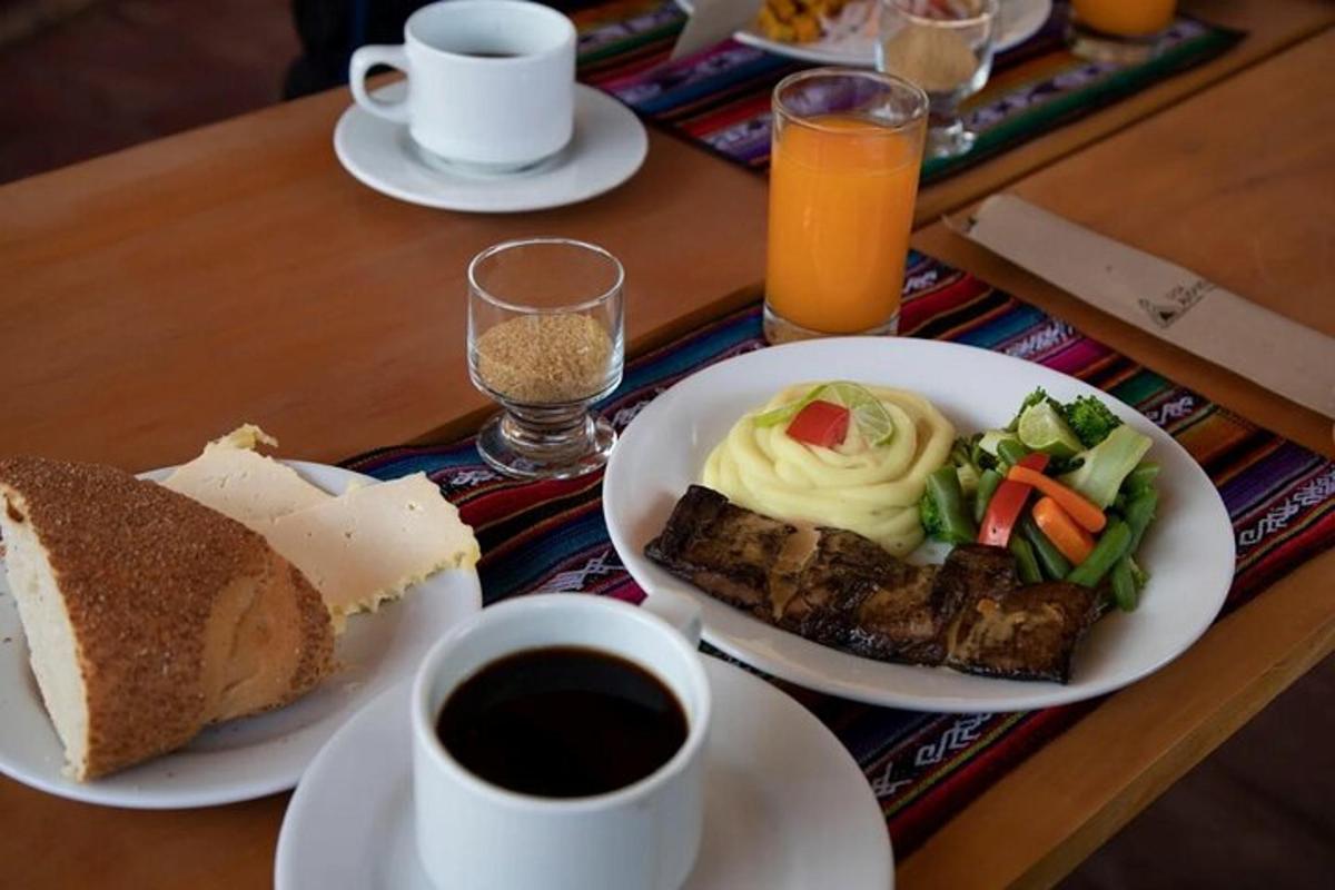 Una mesa con dos platos de comida y una taza de café.