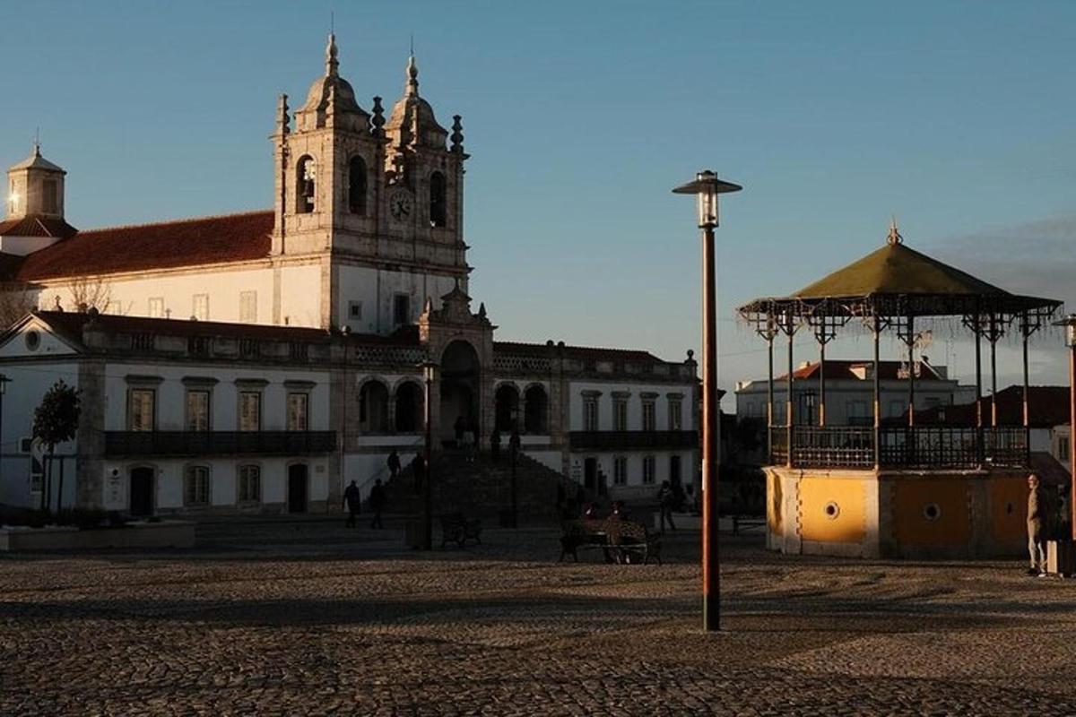 un gran edifici amb una torre del rellotge al davant