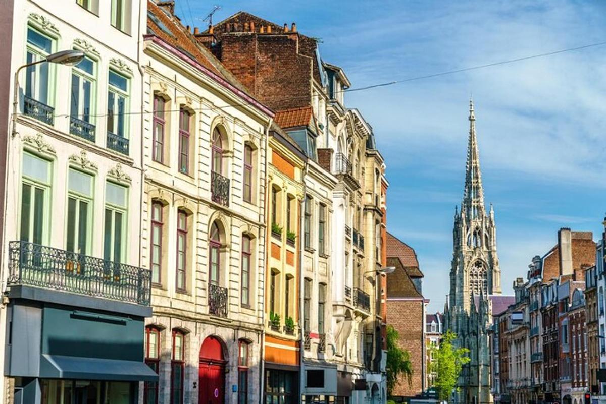 městská ulice s budovami a hodinovou věží