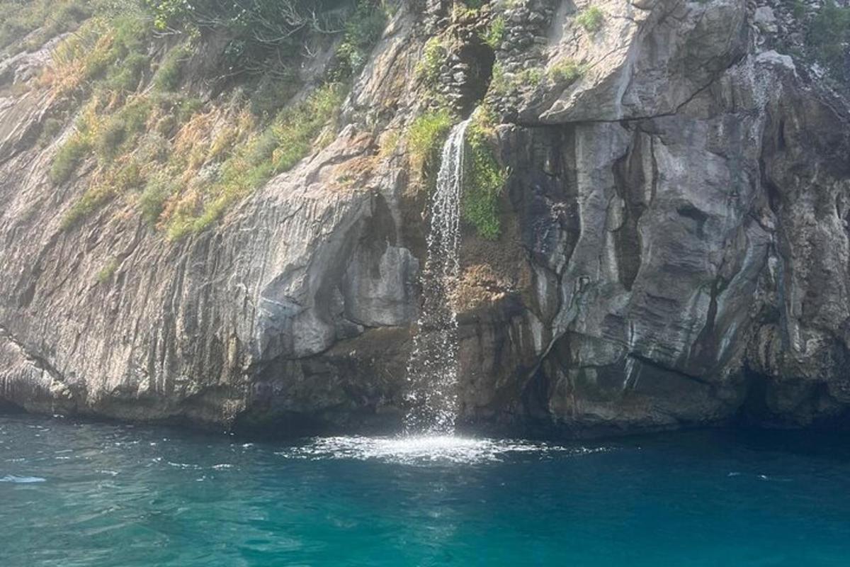 air terjun di sisi tebing berbatu