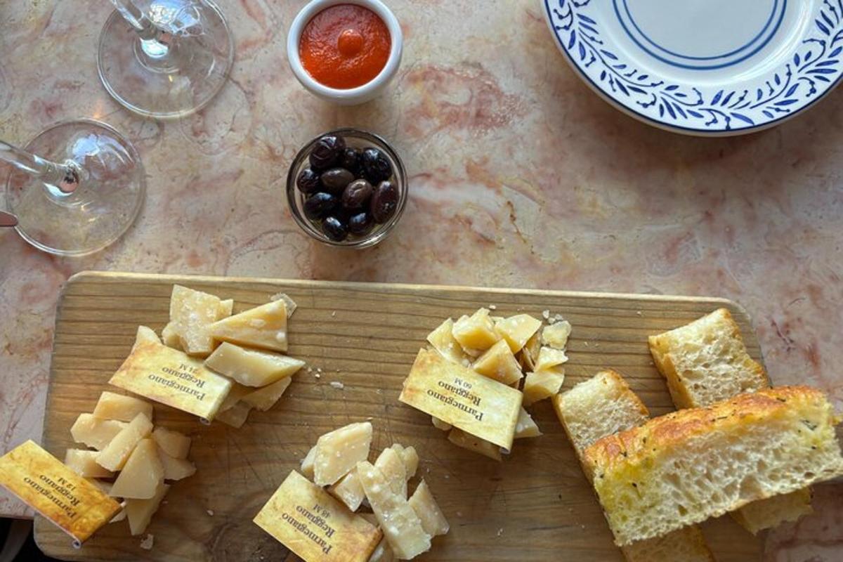 un tagliere di legno con formaggio e pane su un tavolo
