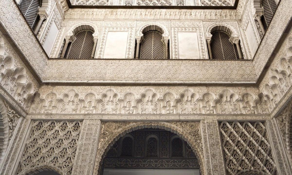 una imagen de un edificio con techos ornamentados