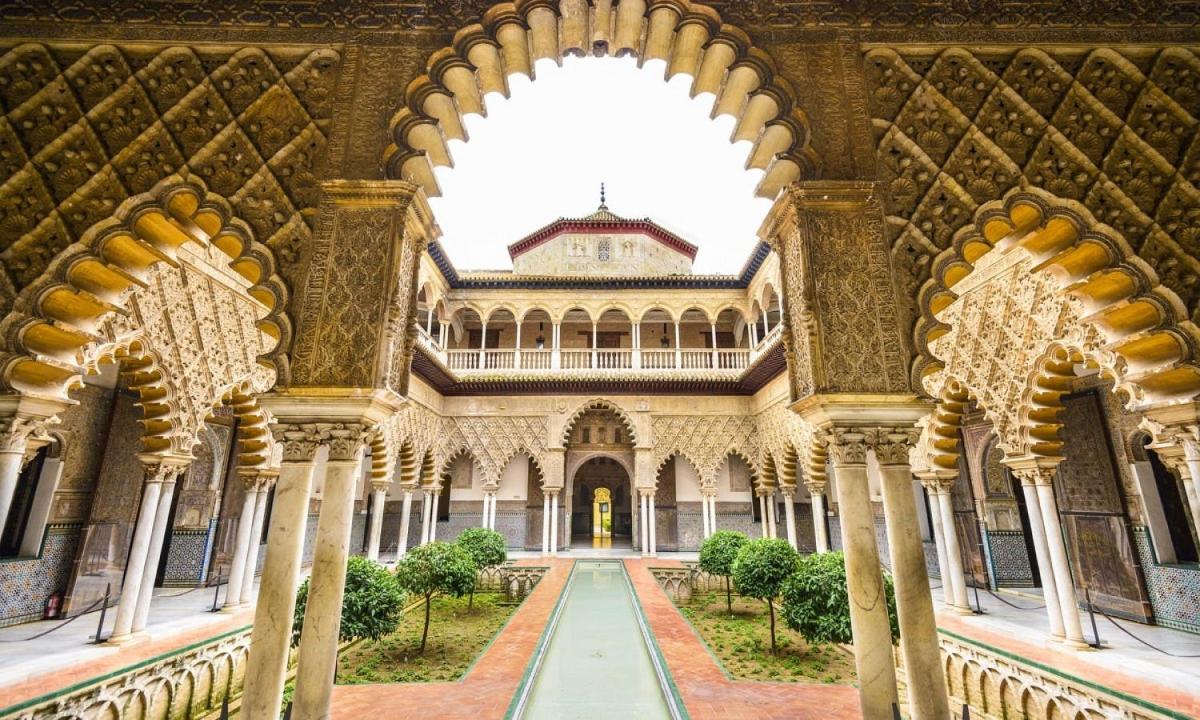 Un gran edificio con arcos y un patio.