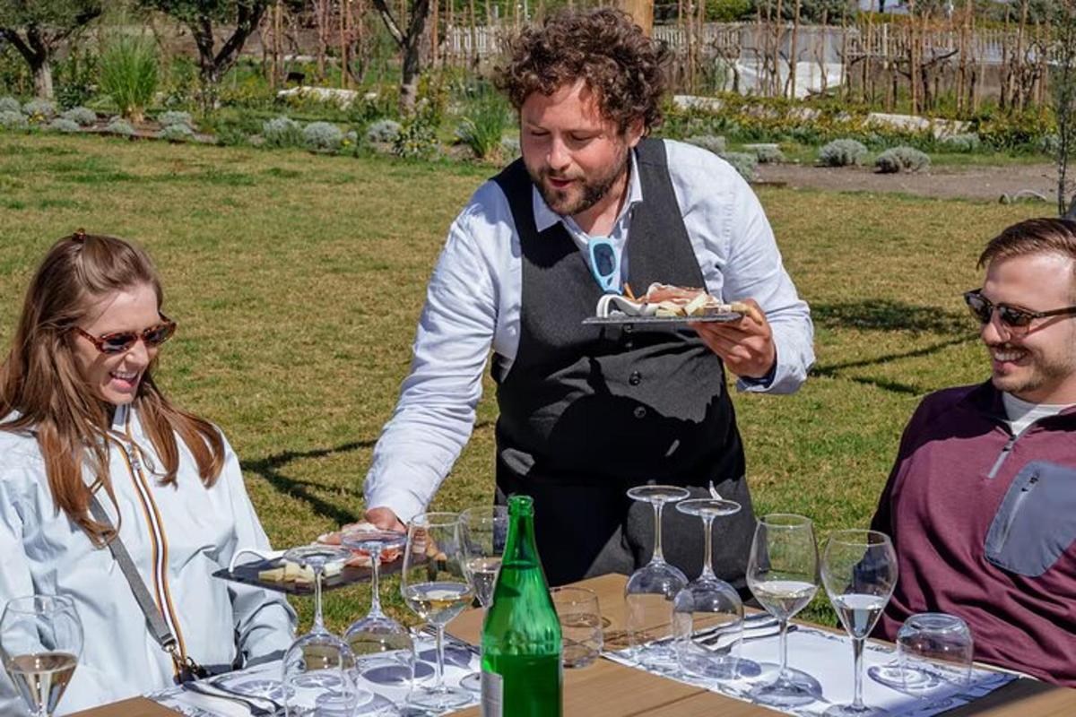 un uomo che tiene un piatto di cibo a un tavolo