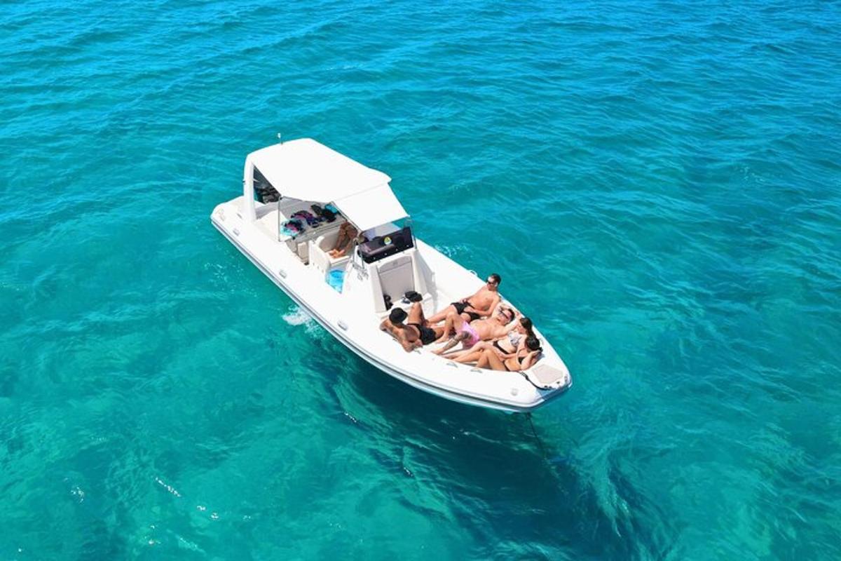 un grupo de personas en un bote en el agua