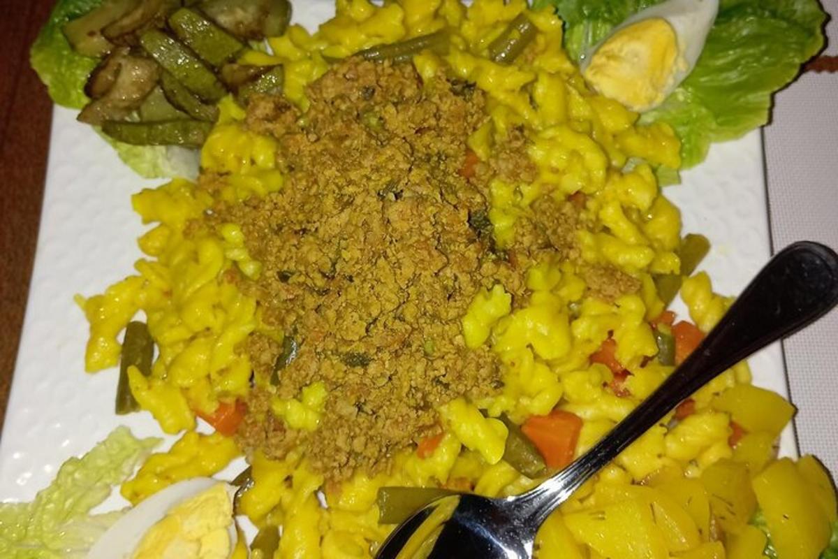 sepiring makanan dengan setumpuk makanan