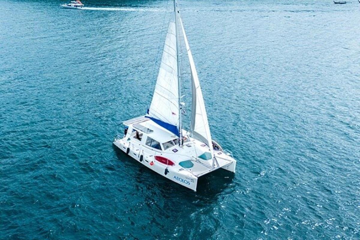 perahu layar putih kecil di dalam air