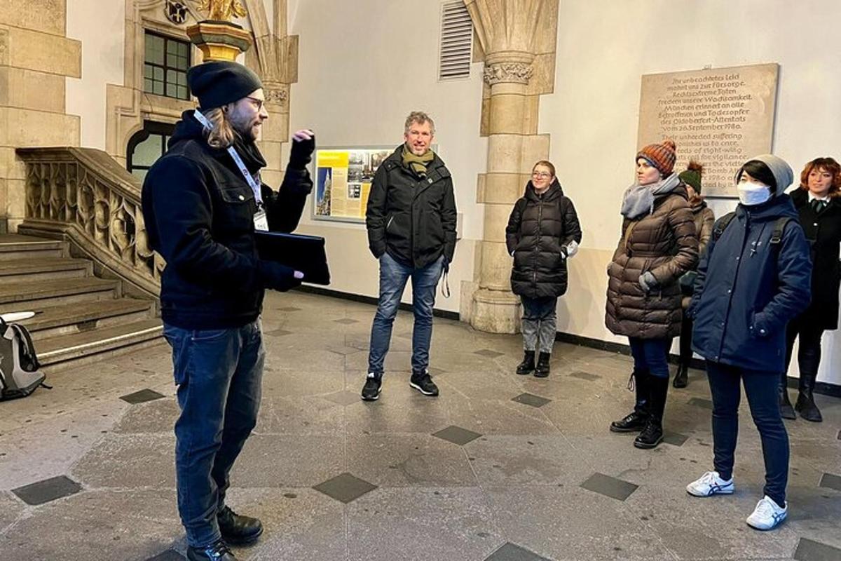grupp inimesi, kes seisavad hoone ees