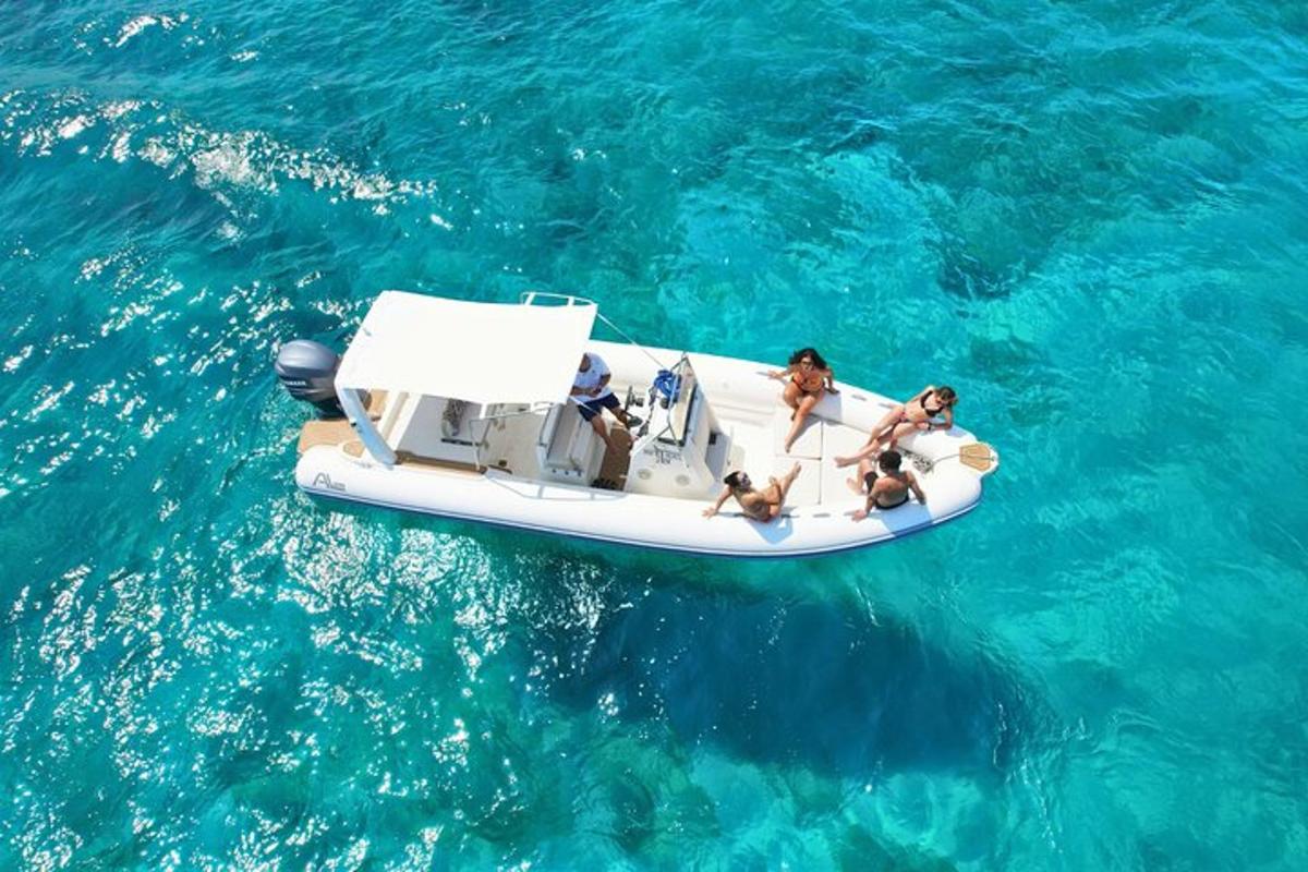 un gruppo di persone su una barca in acqua