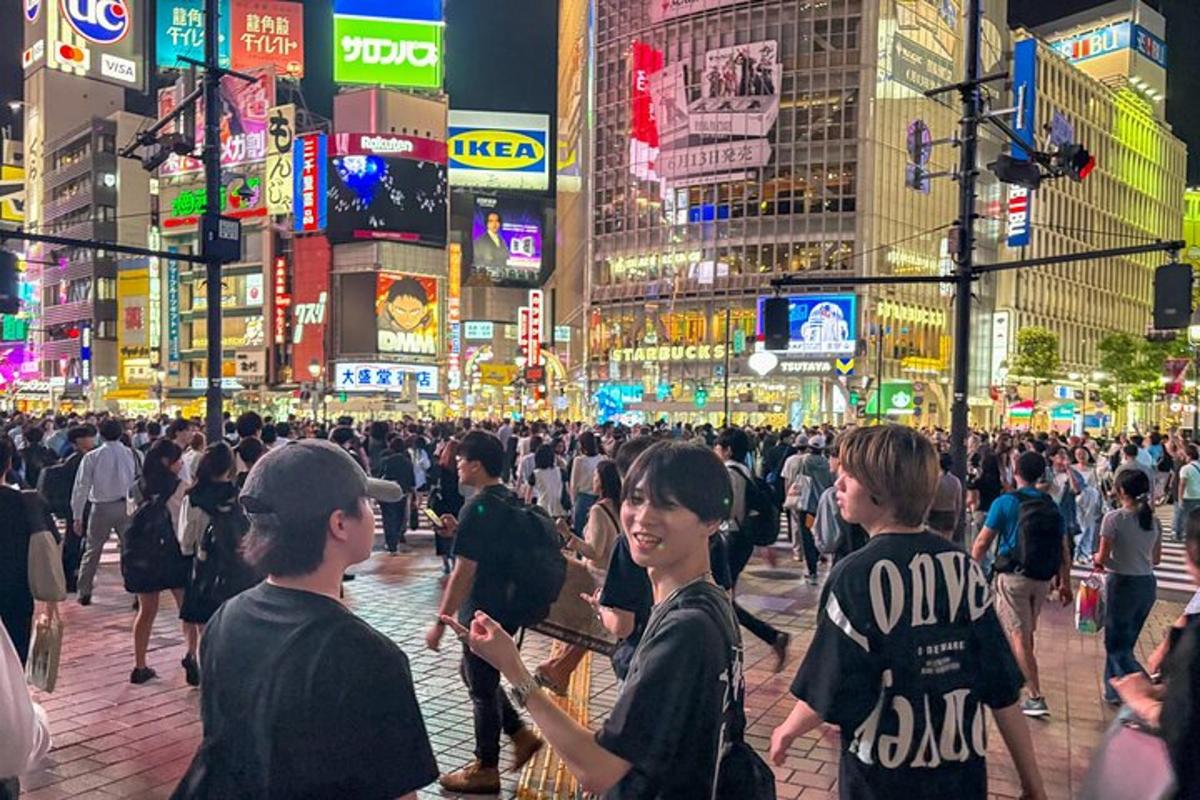 夜晚在繁忙城市中行走的人群