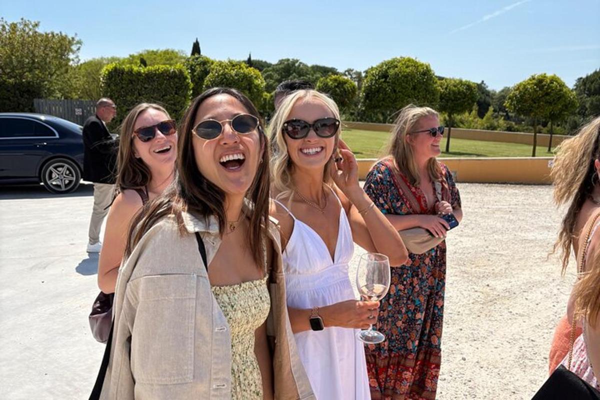 eine Gruppe von Frauen posiert für ein Foto