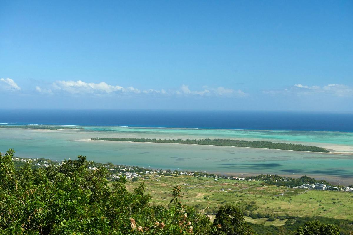 eine Insel inmitten eines Gewässers