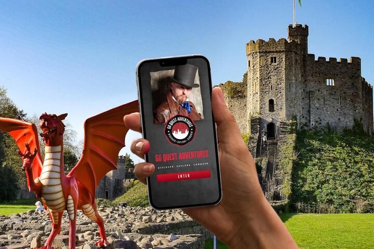 城堡前拿着手机的人