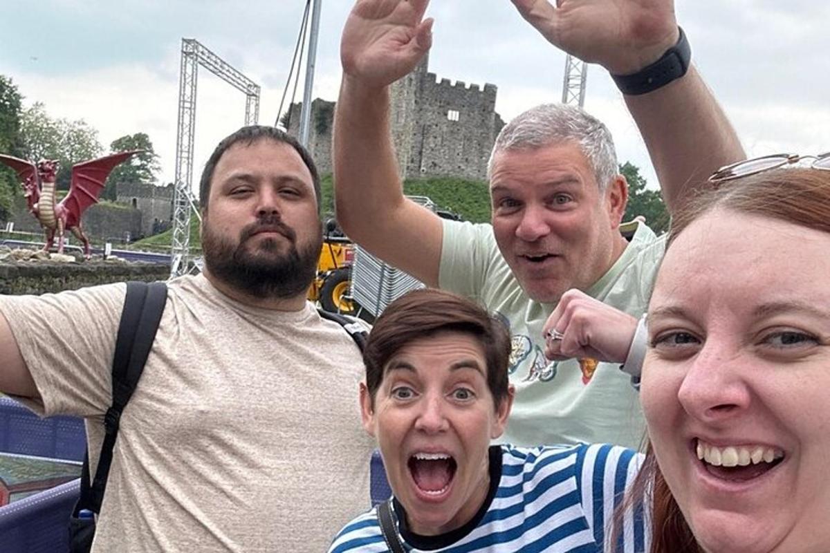 一群人摆姿势拍照