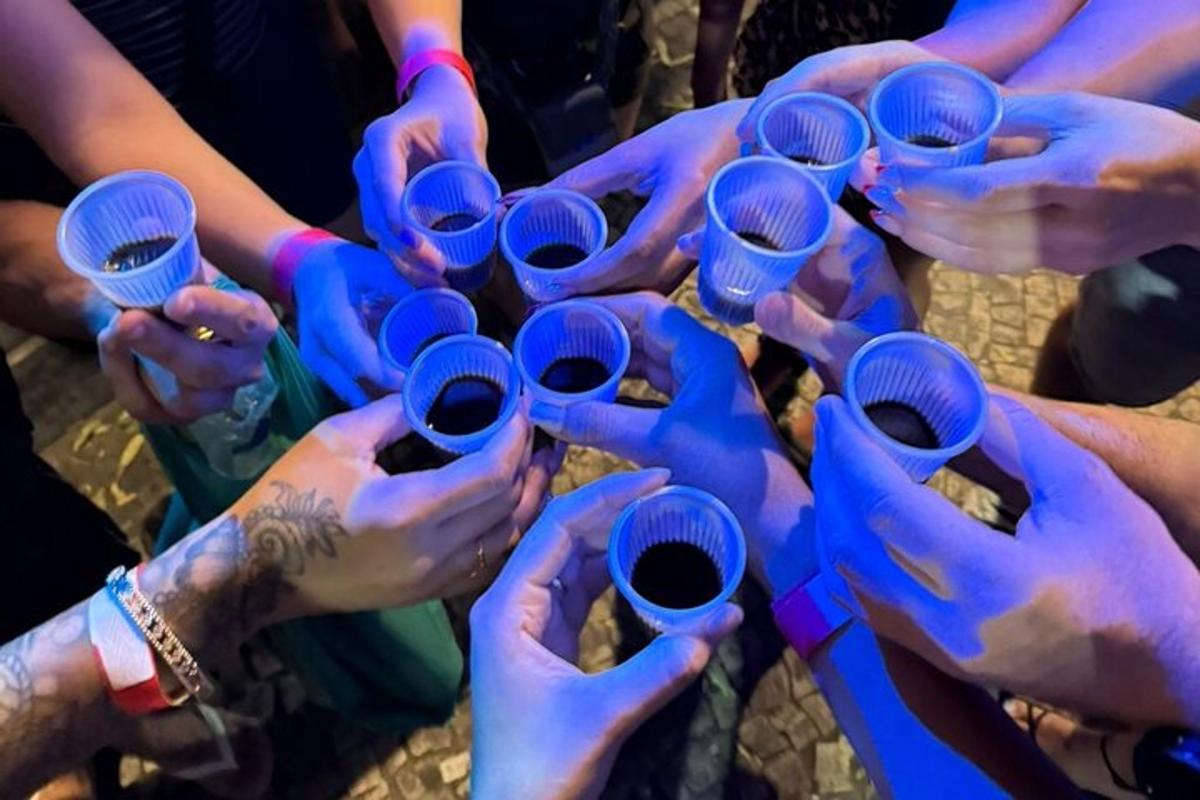 skupina ľudí držiacich modré poháre