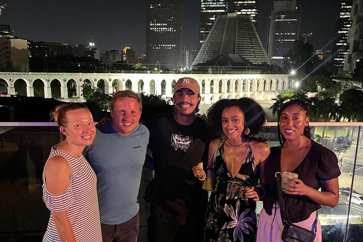 sekelompok orang berpose untuk foto di depan kota