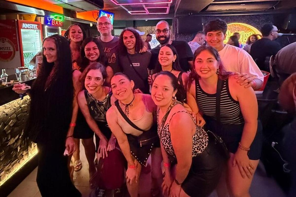 sekelompok orang berpose untuk foto di bar