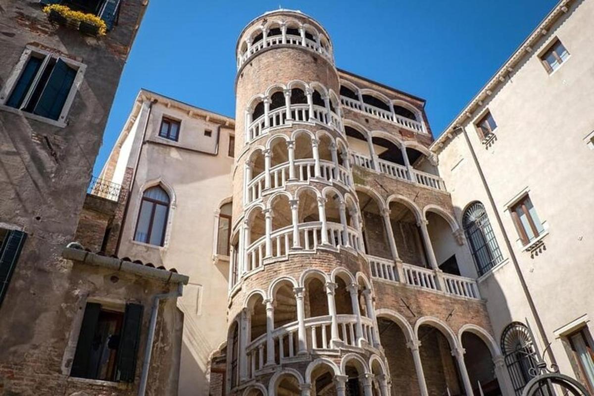 Un edificio con una torre en el costado.
