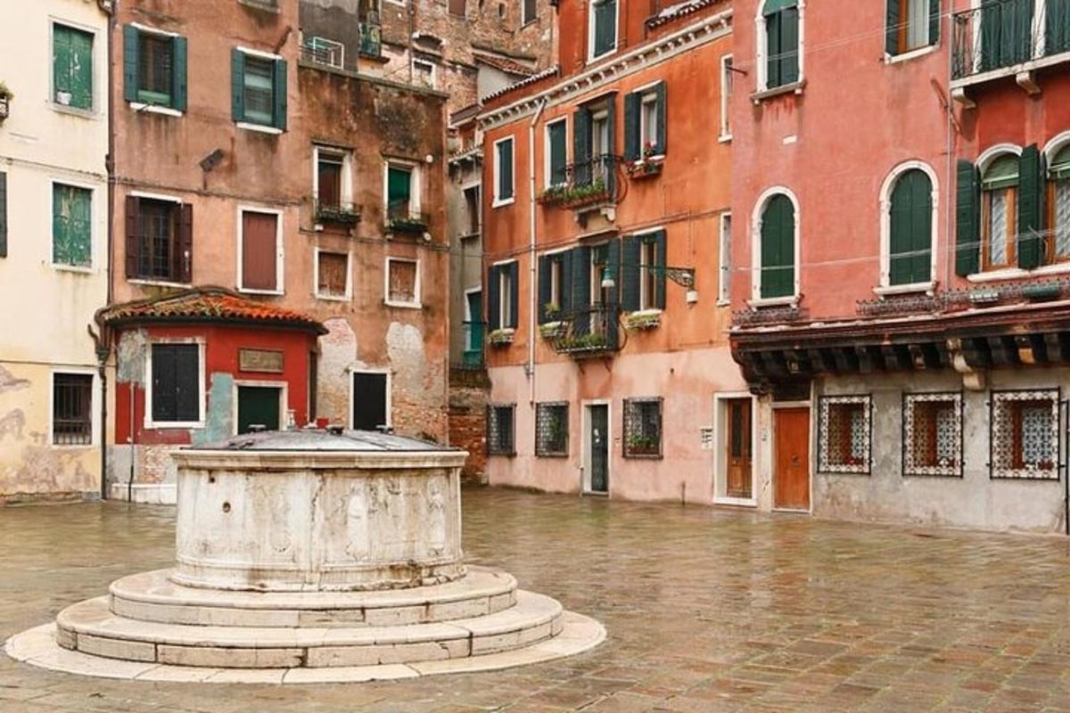una fuente en medio de una calle con edificios