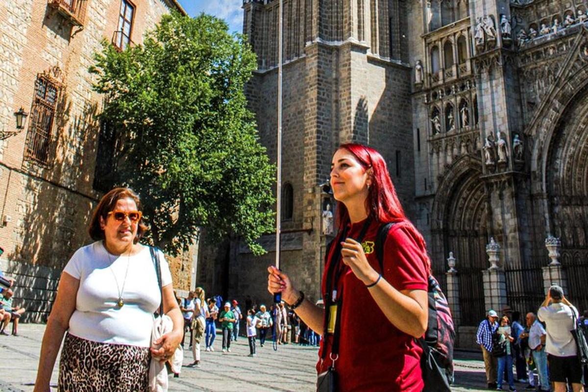 Dos mujeres están de pie frente a una catedral.