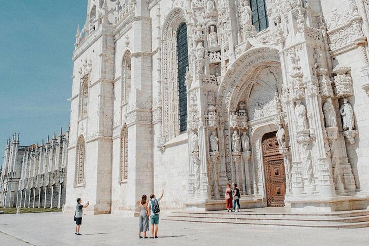 um grupo de pessoas em pé em frente a uma catedral