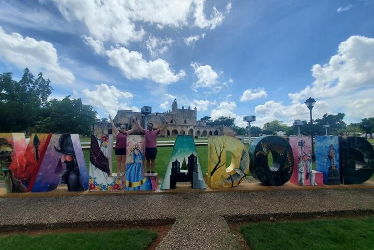 grafitiga kaetud sein, mille taustal on loss