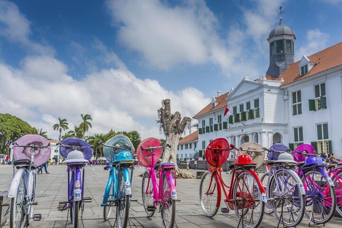 skupina bicyklov zaparkovaných pred budovou