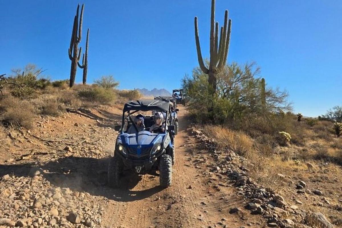 un quad su una strada sterrata nel deserto