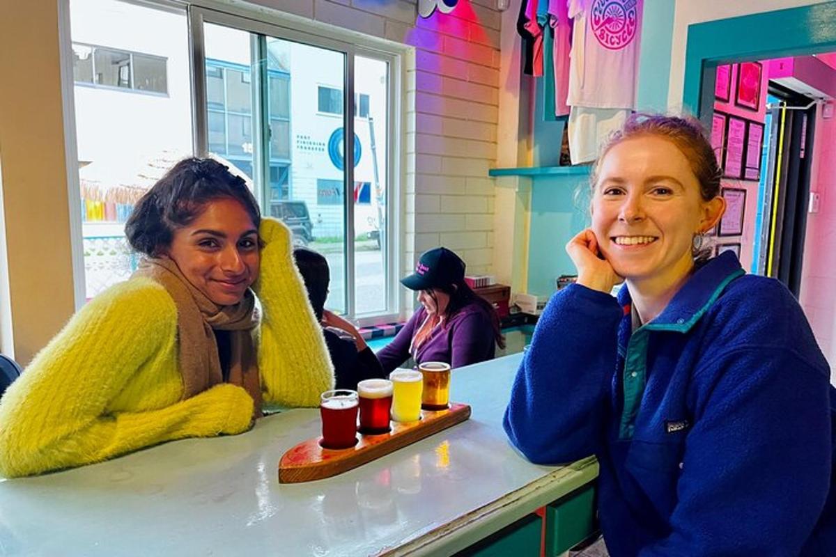 deux femmes assises à une table dans un restaurant