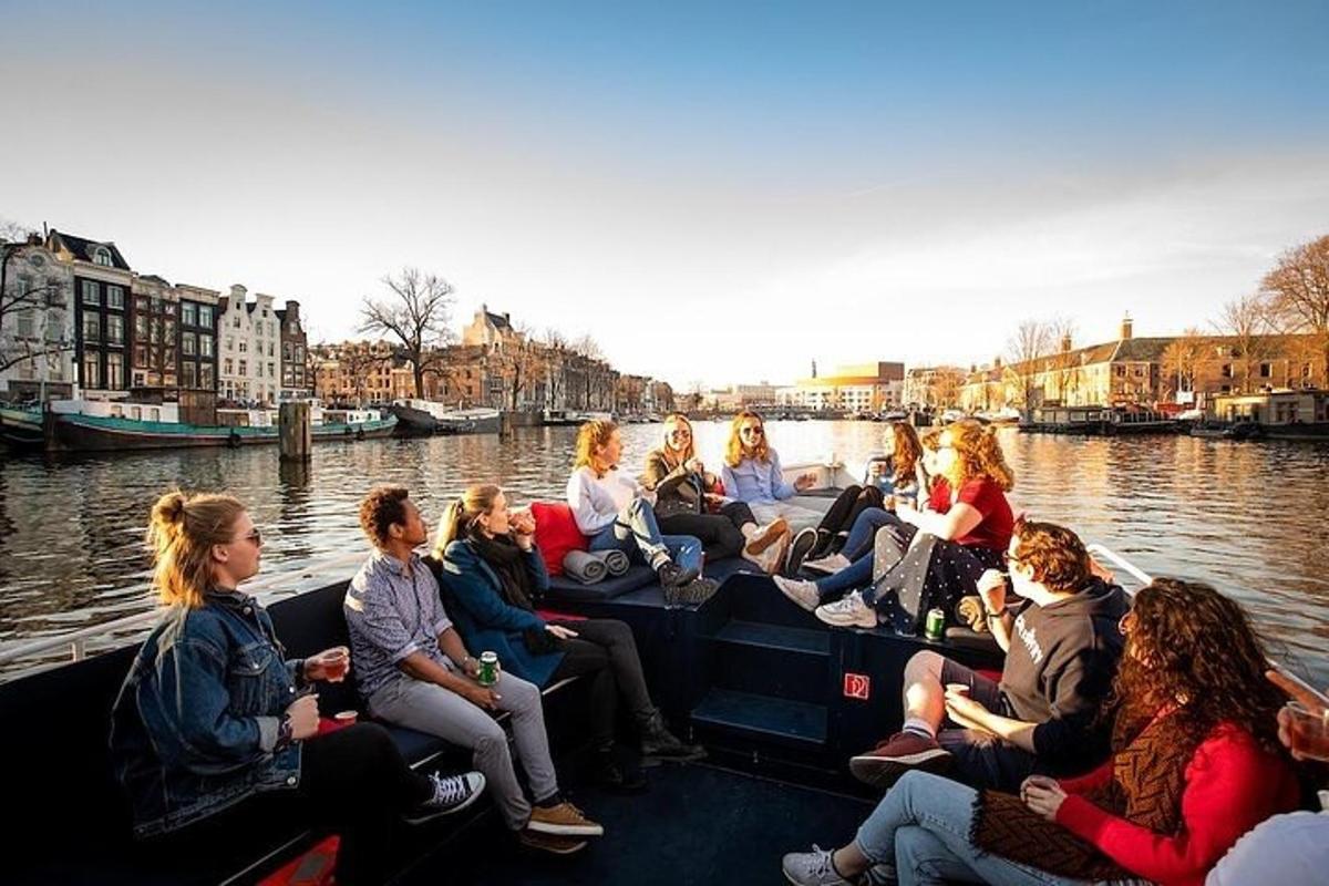 een groep mensen die op een boot in het water zitten