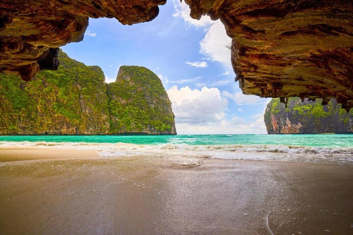 Una vista de una playa desde el interior de una cueva.