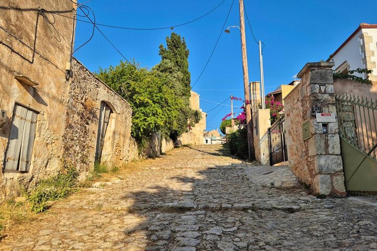 uma rua vazia em uma cidade velha com prédios