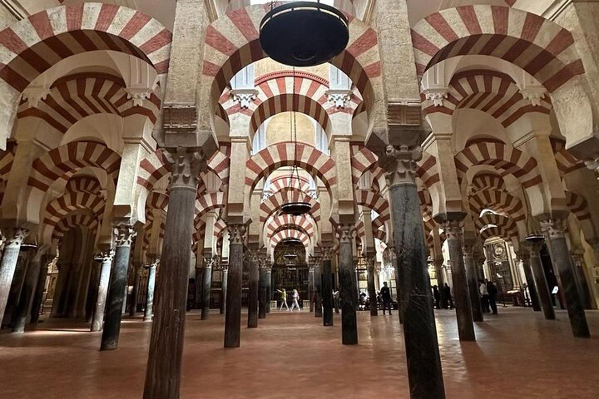 Una gran sala con columnas en un edificio.