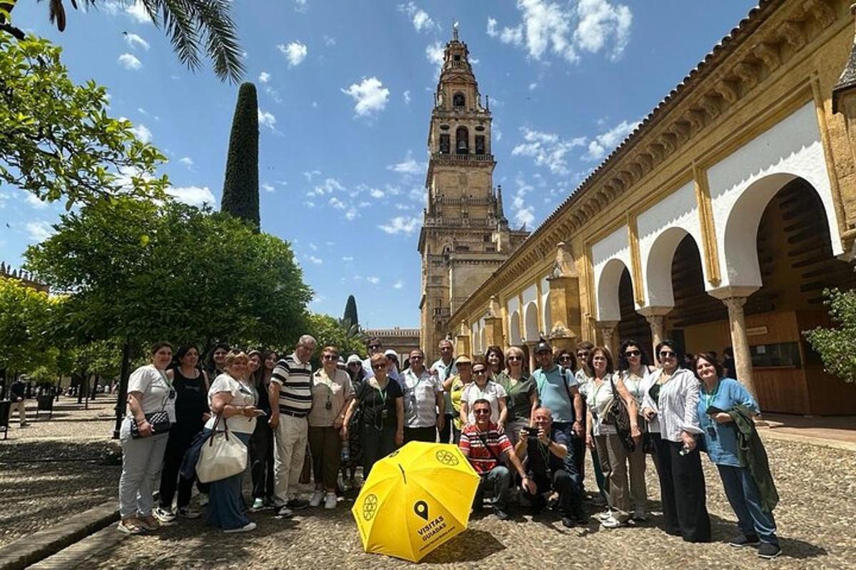 Un grupo de personas de pie frente a un edificio.