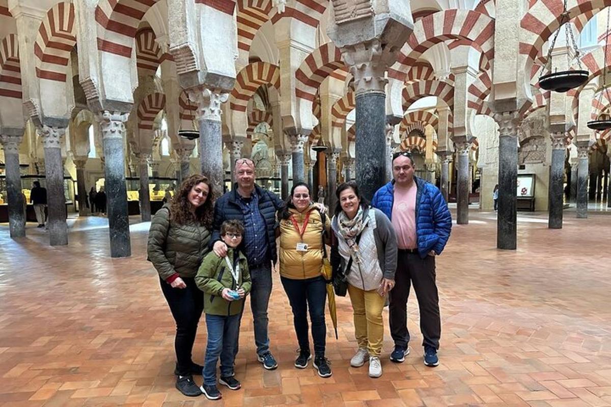 Un grupo de personas posando para una foto en un edificio.