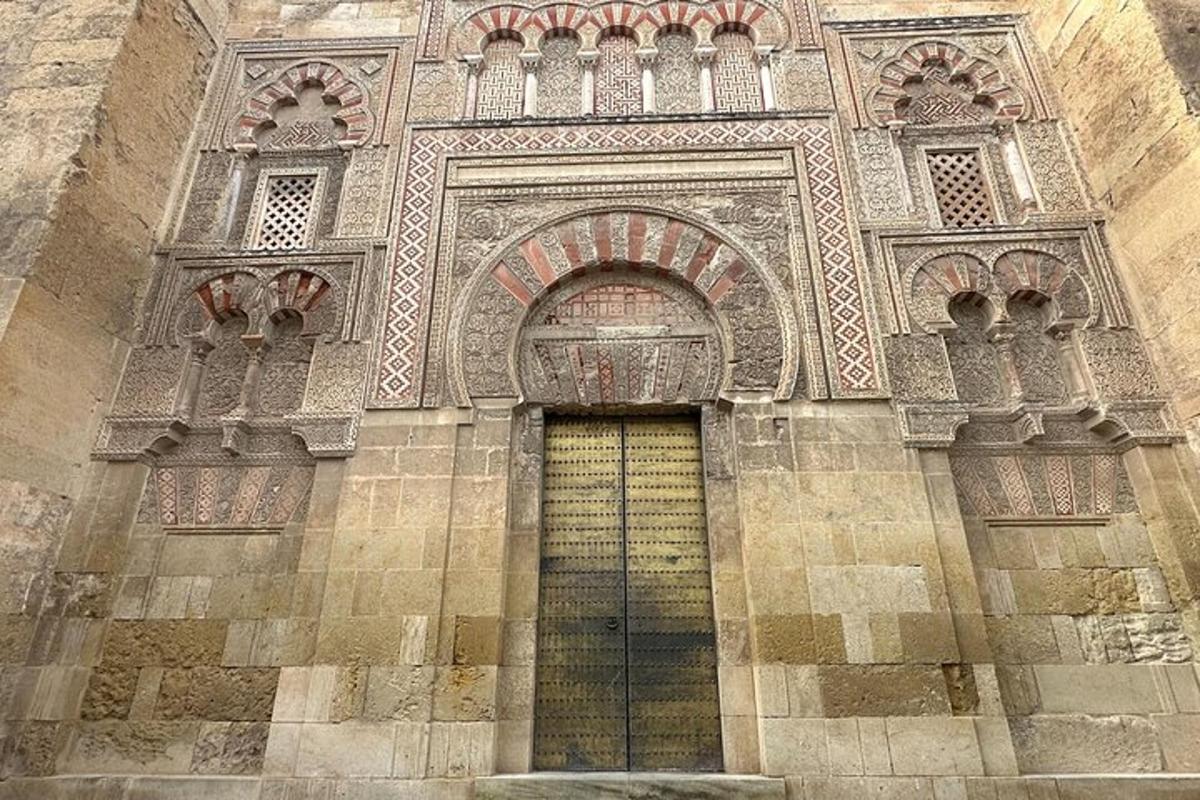 Un edificio con una puerta grande en el costado.