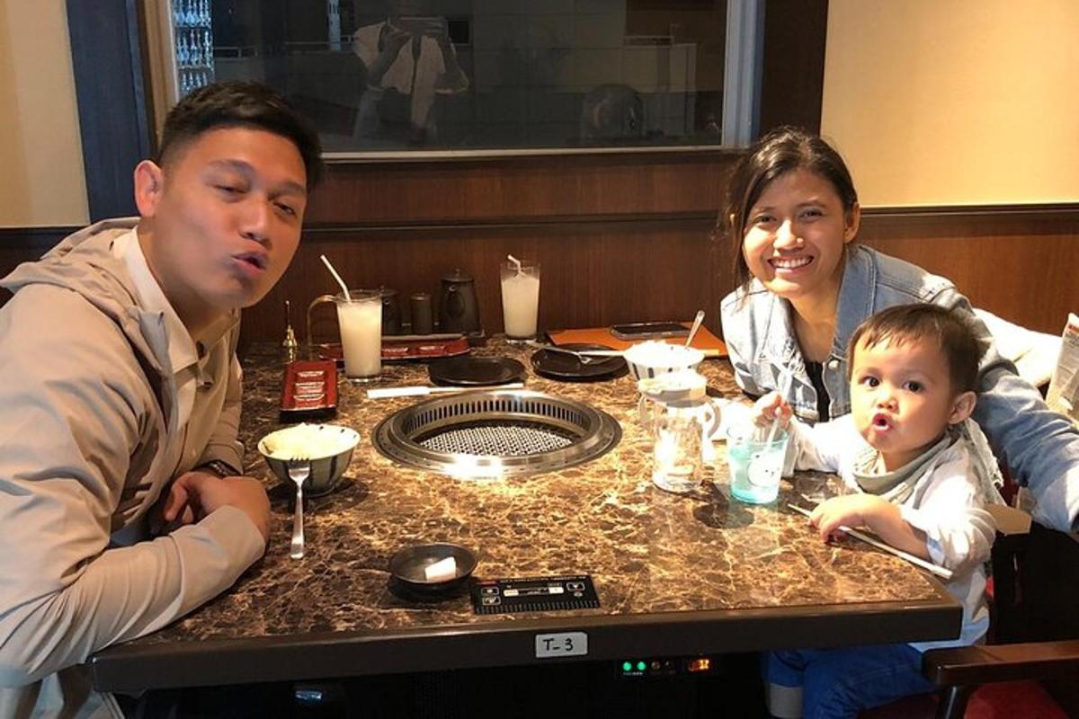 um homem e uma mulher sentados à mesa com um bebê
