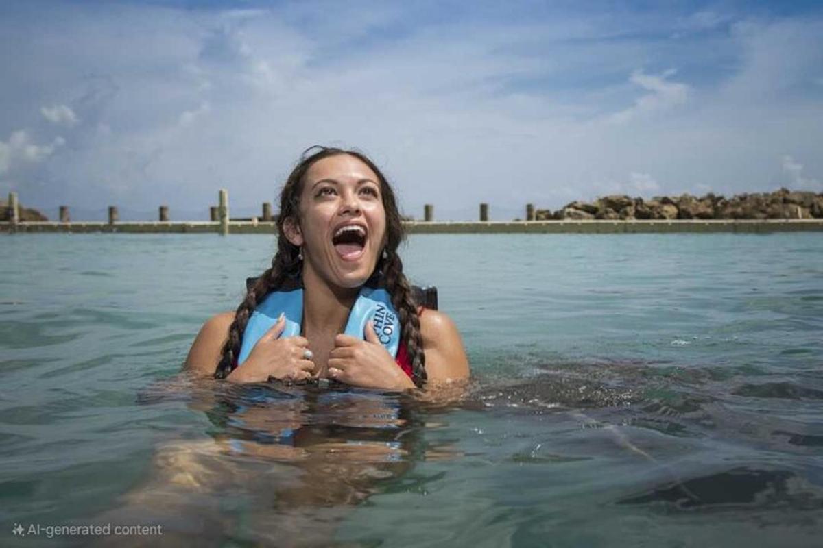 eine Frau im Wasser mit offenem Mund