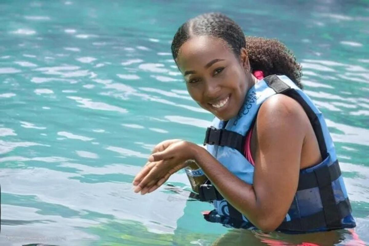 ein junges Mädchen im Wasser mit einer Kamera