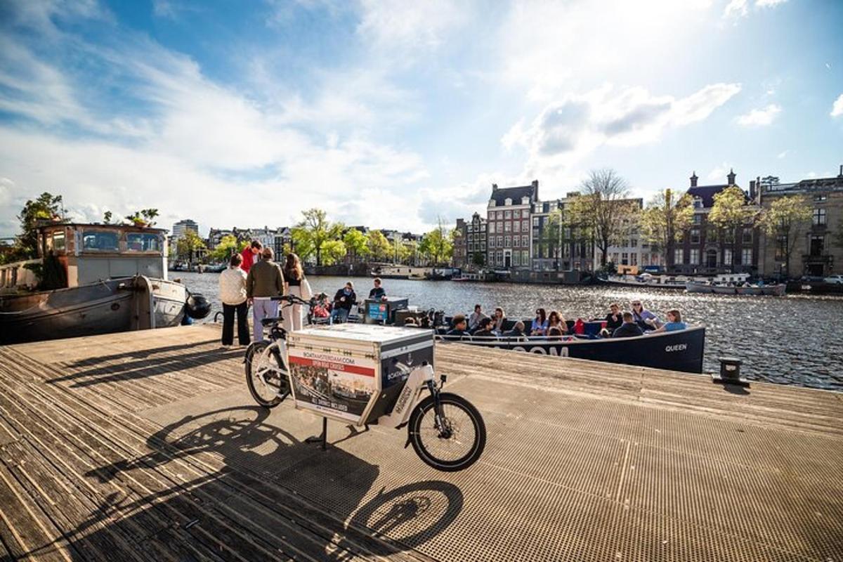 una bicicleta estacionada en un muelle al lado de un barco