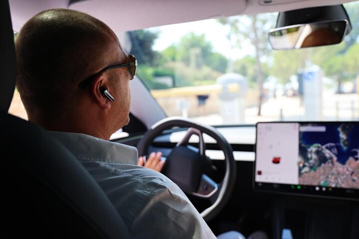 mees, kes juhib autot sülearvutiga