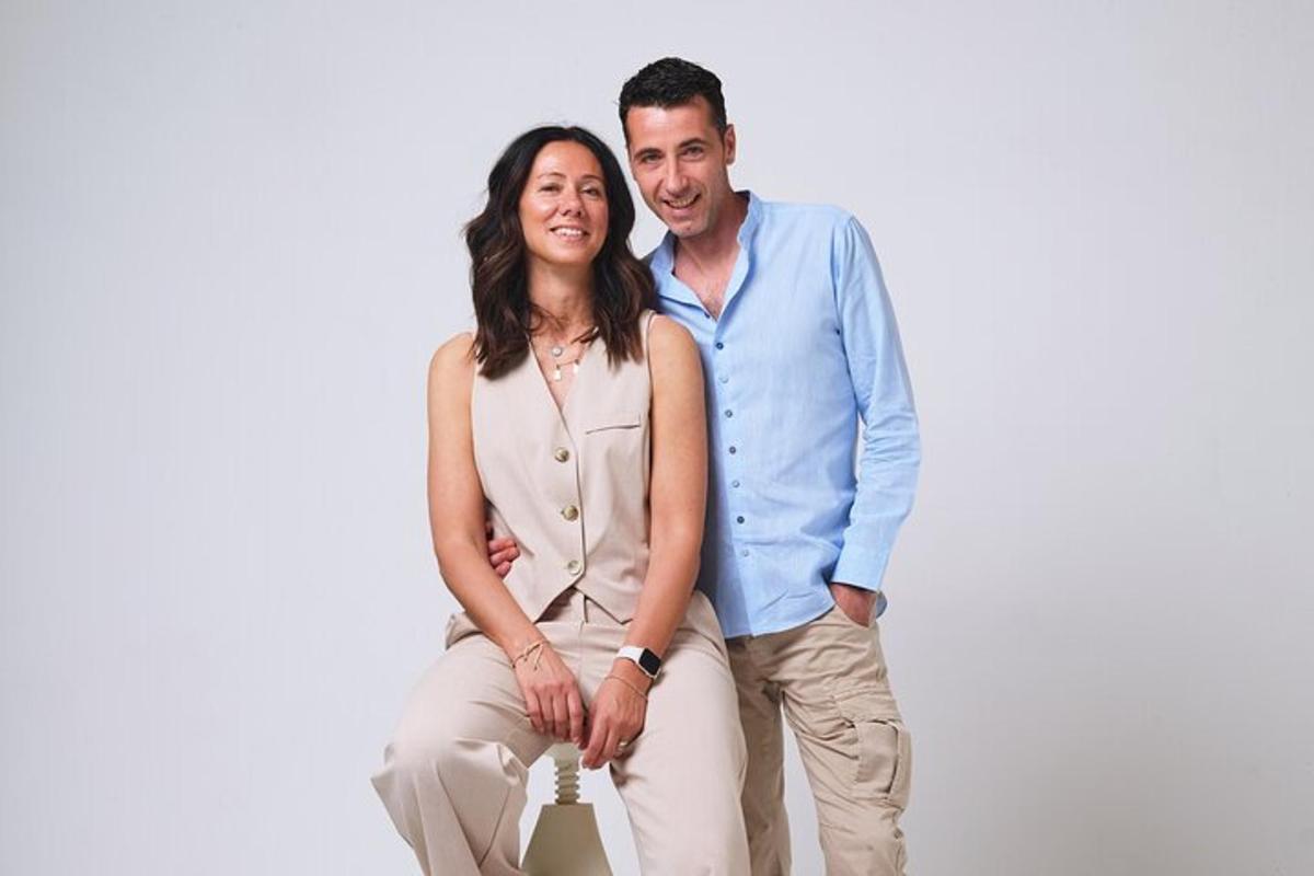 ein Mann und eine Frau posieren für ein Foto