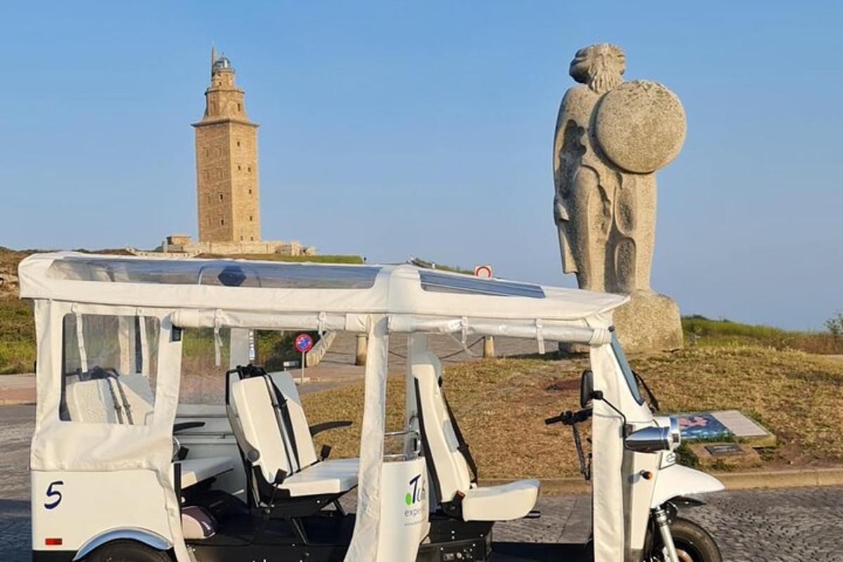 egy világítótorony előtt parkoló golfkocsi