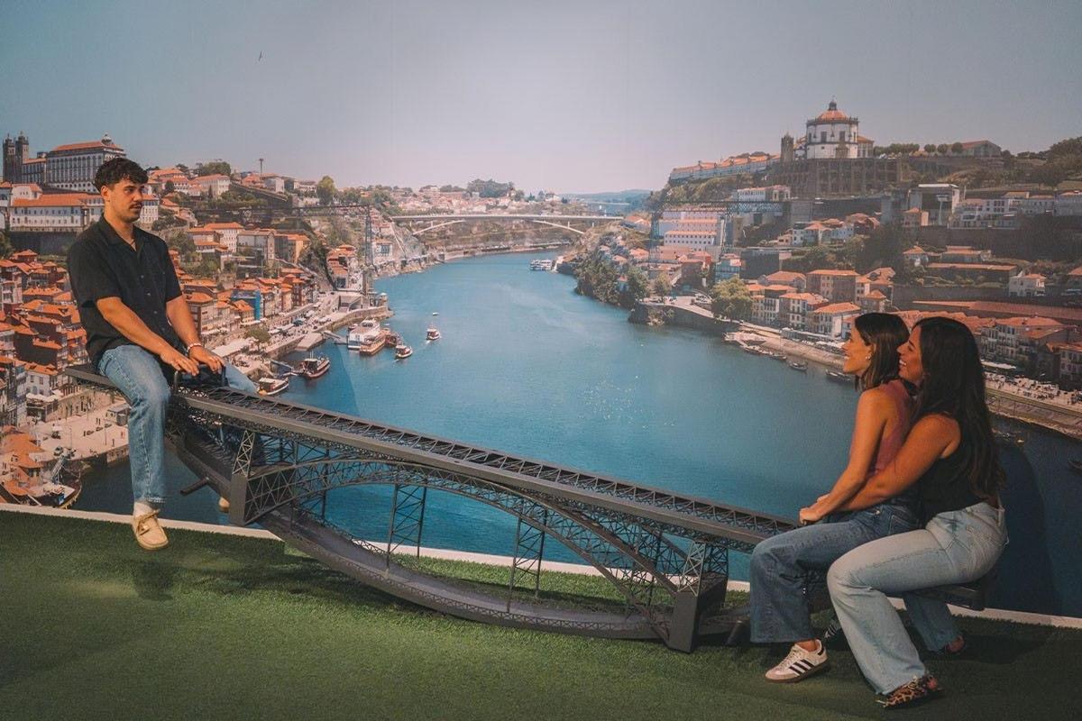 due persone sedute su un ponte che domina un fiume