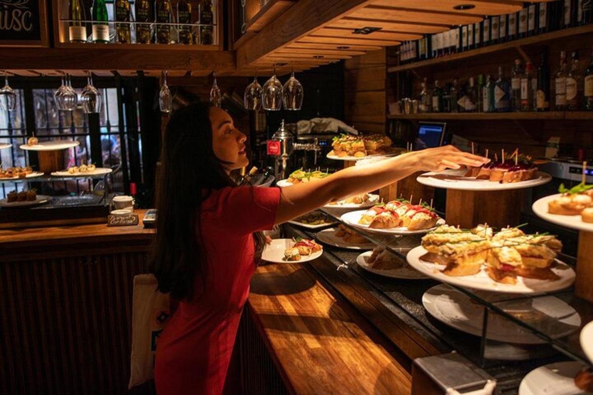 isang babaeng naghahain ng pagkain sa isang buffet sa isang restaurant
