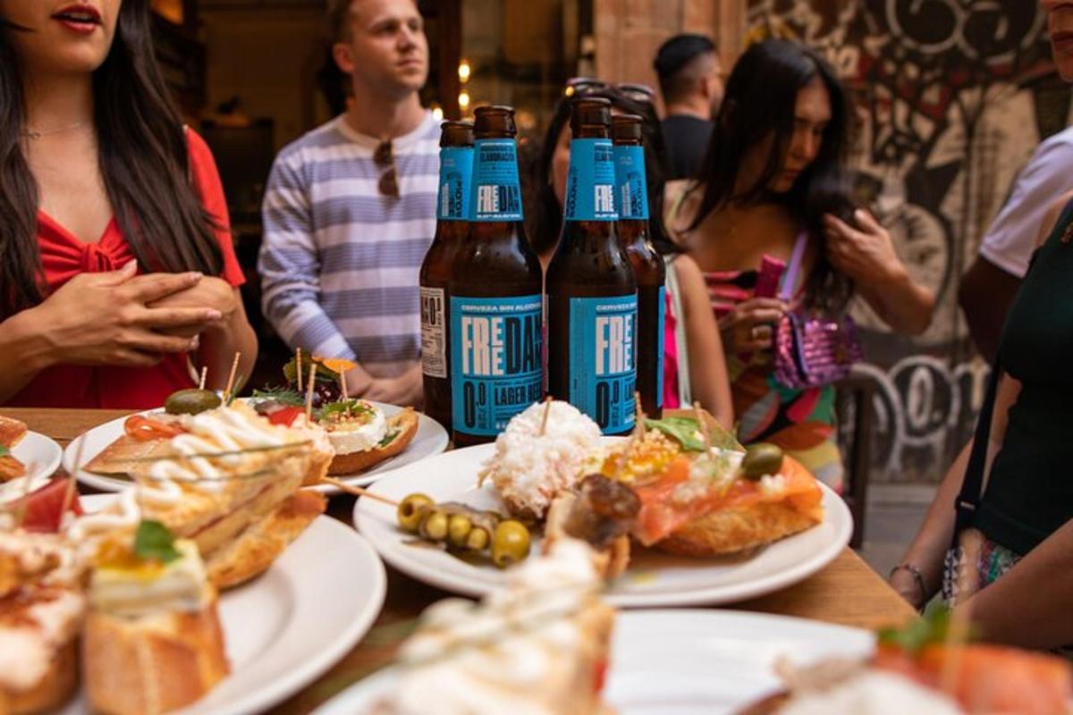 isang mesa na may dalawang bote ng beer at mga plato ng pagkain