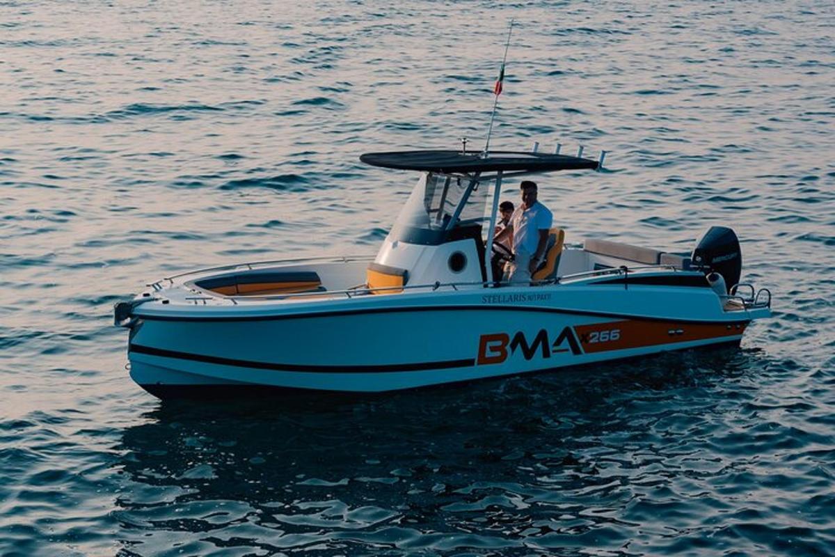 duas pessoas em um barco azul na água