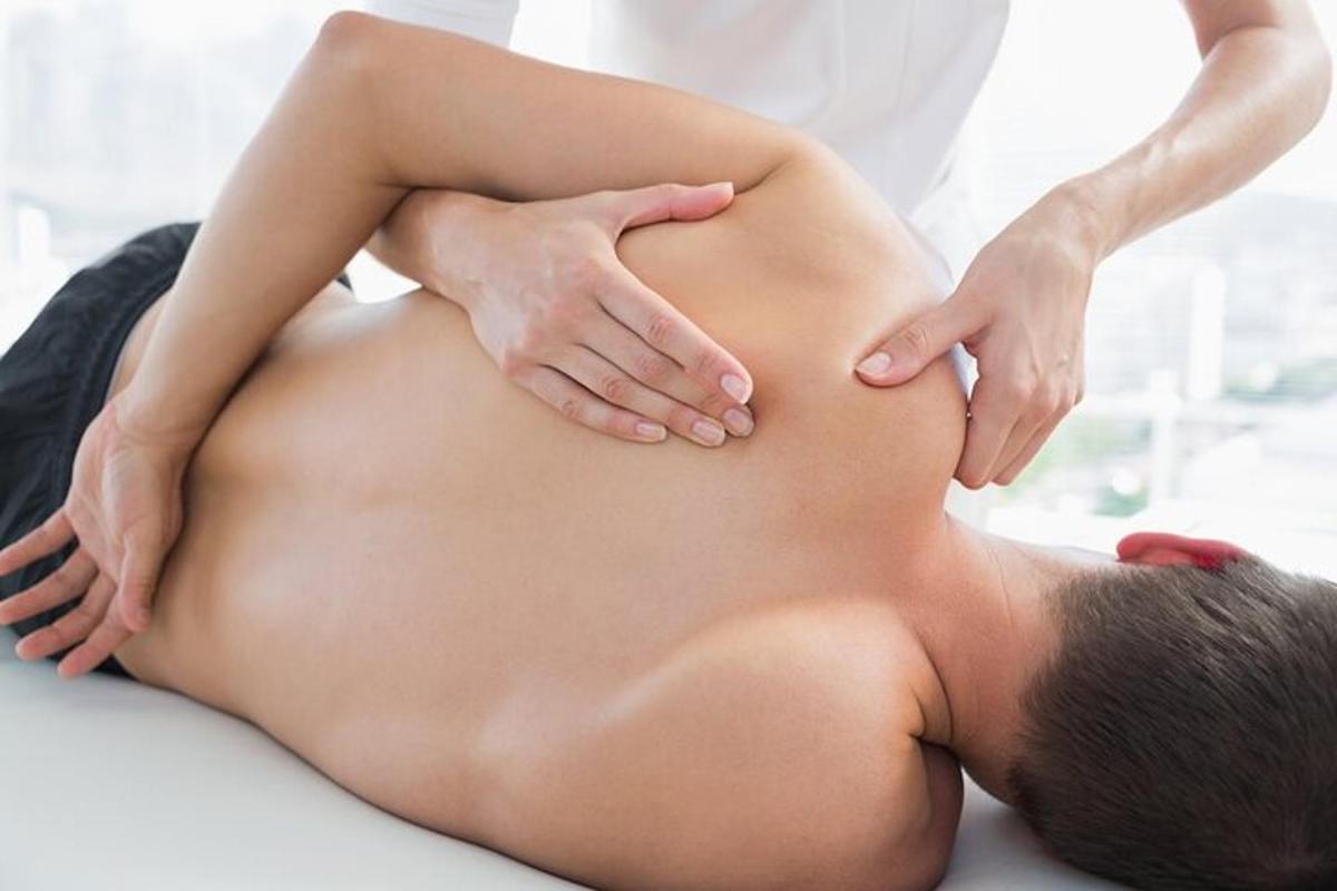 žena přijímající masáž zad od terapeuta